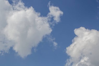 Beyaz, pembe, sağanak, karanlık, günbatımı, sirrus, kümülüs gibi çeşitli şekillerde bulutlar. Reklamlarınızın kalitesini arttıracak fotoğraflar..