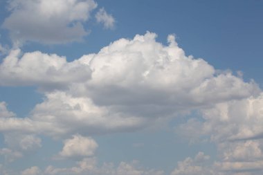 Beyaz, pembe, sağanak, karanlık, günbatımı, sirrus, kümülüs gibi çeşitli şekillerde bulutlar. Reklamlarınızın kalitesini arttıracak fotoğraflar..