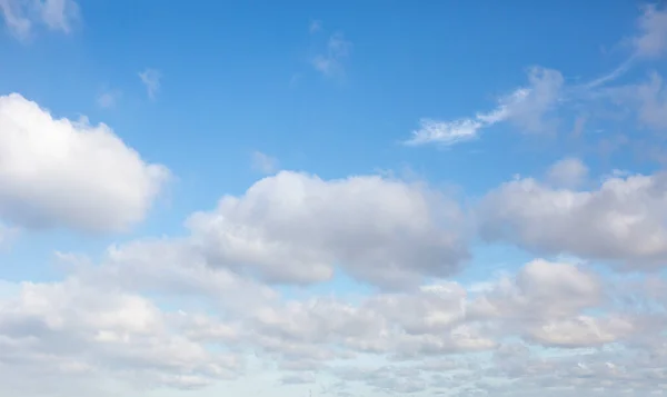 Beyaz, pembe, sağanak, karanlık, günbatımı, sirrus, kümülüs gibi çeşitli şekillerde bulutlar. Reklamınızın kalitesini arttıracak fotoğraflar..