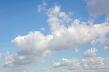 Beyaz, pembe, sağanak, karanlık, günbatımı, sirrus, kümülüs gibi çeşitli şekillerde bulutlar. Reklamınızın kalitesini arttıracak fotoğraflar..