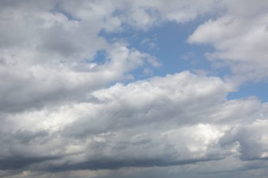 Beyaz, pembe, sağanak, karanlık, günbatımı, sirrus, kümülüs gibi çeşitli şekillerde bulutlar. Reklamınızın kalitesini arttıracak fotoğraflar..