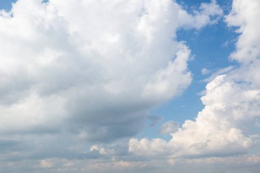 Beyaz, pembe, sağanak, karanlık, günbatımı, sirrus, kümülüs gibi çeşitli şekillerde bulutlar. Reklamlarınızın kalitesini arttıracak fotoğraflar..