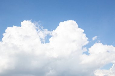 Beyaz, pembe, sağanak, karanlık, günbatımı, sirrus, kümülüs gibi çeşitli şekillerde bulutlar. Reklamlarınızın kalitesini arttıracak fotoğraflar..