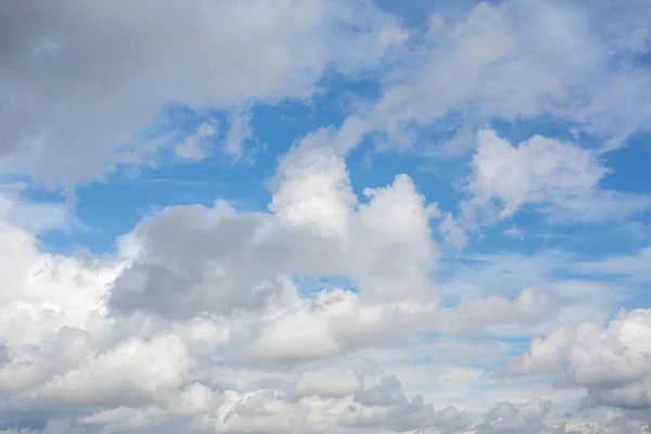 Beyaz, pembe, sağanak, karanlık, günbatımı, sirrus, kümülüs gibi çeşitli şekillerde bulutlar. Reklamlarınızın kalitesini arttıracak fotoğraflar..