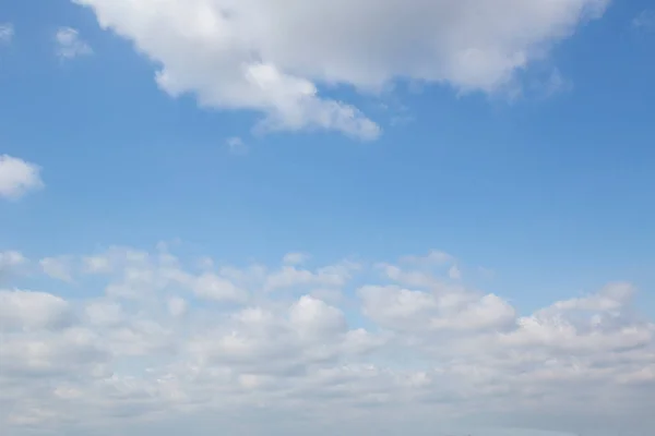 Beyaz, pembe, sağanak, karanlık, günbatımı, sirrus, kümülüs gibi çeşitli şekillerde bulutlar. Reklamlarınızın kalitesini arttıracak fotoğraflar..