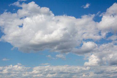 Beyaz, pembe, sağanak, karanlık, günbatımı, sirrus, kümülüs gibi çeşitli şekillerde bulutlar. Reklamlarınızın kalitesini arttıracak fotoğraflar..