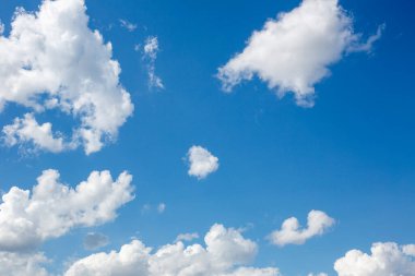 Beyaz, pembe, sağanak, karanlık, günbatımı, sirrus, kümülüs gibi çeşitli şekillerde bulutlar. Reklamlarınızın kalitesini arttıracak fotoğraflar..