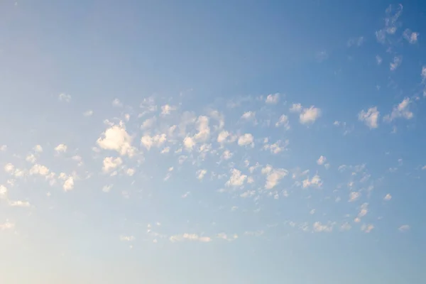 Beyaz, pembe, sağanak, karanlık, günbatımı, sirrus, kümülüs gibi çeşitli şekillerde bulutlar. Reklamlarınızın kalitesini arttıracak fotoğraflar..