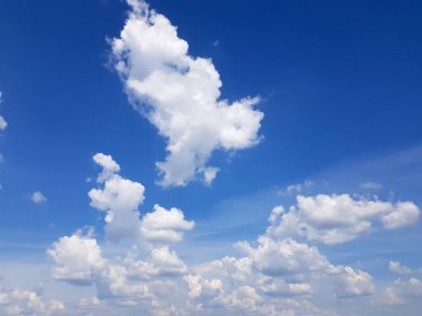 Beyaz, pembe, sağanak, karanlık, günbatımı, sirrus, kümülüs gibi çeşitli şekillerde bulutlar. Reklamınızın kalitesini arttıracak fotoğraflar..