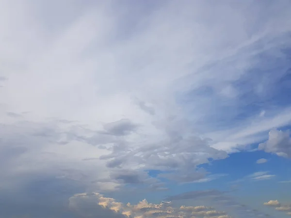 Wolken Verschiedenen Konfigurationen Weiß Rosa Gewitter Dunkel Sonnenuntergang Zirrus Kumulus — Stockfoto