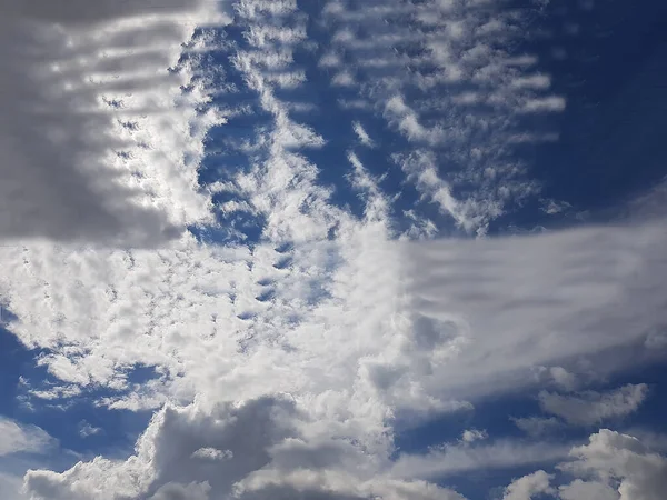 Beyaz, pembe, sağanak, karanlık, günbatımı, sirrus, kümülüs gibi çeşitli şekillerde bulutlar. Reklamınızın kalitesini arttıracak fotoğraflar..