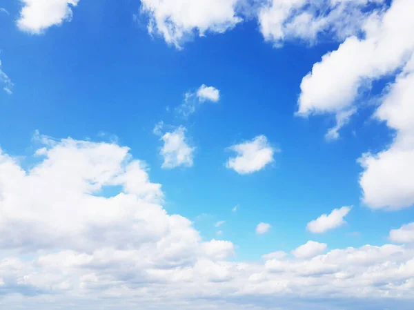 Beyaz, pembe, sağanak, karanlık, günbatımı, sirrus, kümülüs gibi çeşitli şekillerde bulutlar. Reklamınızın kalitesini arttıracak fotoğraflar..