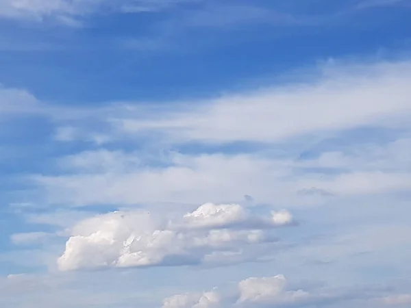 Wolken Verschiedenen Konfigurationen Weiß Rosa Gewitter Dunkel Sonnenuntergang Zirrus Kumulus — Stockfoto