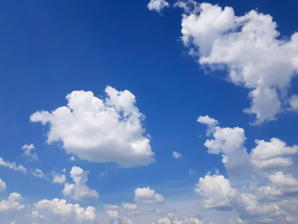 Beyaz, pembe, sağanak, karanlık, günbatımı, sirrus, kümülüs gibi çeşitli şekillerde bulutlar. Reklamınızın kalitesini arttıracak fotoğraflar..