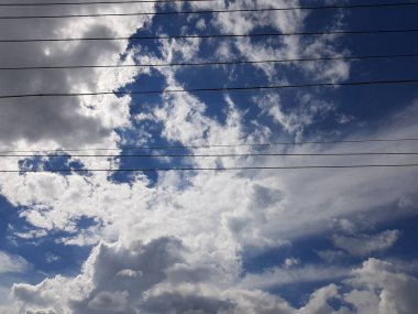 Beyaz, pembe, sağanak, karanlık, günbatımı, sirrus, kümülüs gibi çeşitli şekillerde bulutlar. Reklamınızın kalitesini arttıracak fotoğraflar..