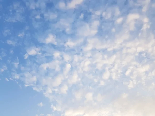 Wolken Van Verschillende Configuraties Wit Roze Onweer Donker Zonsondergang Cirrus — Stockfoto