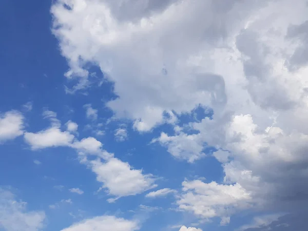 Wolken Verschiedenen Konfigurationen Weiß Rosa Gewitter Dunkel Sonnenuntergang Zirrus Kumulus — Stockfoto