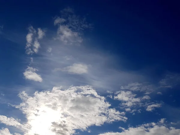 Chmury Różnych Konfiguracji Biały Różowy Burza Ciemny Zachód Słońca Cyrrus — Zdjęcie stockowe