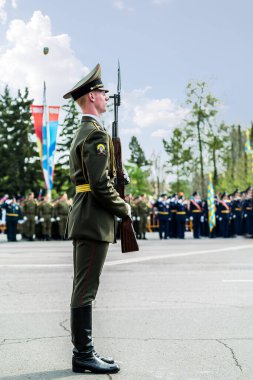 Omsk 'taki Zafer Yürüyüşü' nde onur kıtası. Net, kendinden emin, narin, onur muhafızlarının formda adımları.