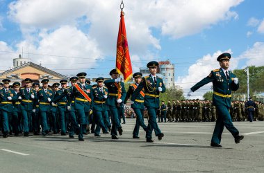 Omsk garnizonunun askerleri ve adayları Zafer Günü geçit töreninin konvoyu içinde açık sıra bekliyor..