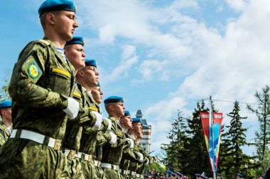 Omsk garnizonunun askerleri ve adayları Zafer Günü geçit töreninin konvoyu içinde açık sıra bekliyor..