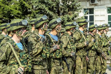 Omsk garnizonunun askerleri ve adayları Zafer Günü geçit töreninin konvoyu içinde açık sıra bekliyor..