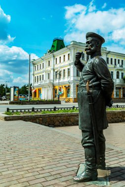 Antik Sibirya 'nın Omsk kentinin merkez caddesini 100 yıl önce olduğu gibi Bronz Polis Heykeli koruyor. Bir kılıç, bir papağan, bir şapka, bir palto, bir bıyık ve bir sakal ona müthiş bir bakış verir. ..