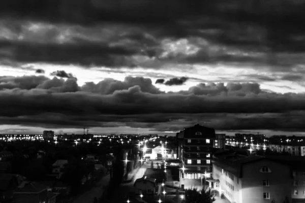 Черно Белая Фотография Города Ночью Темные Низкие Густые Облака Опустились — стоковое фото