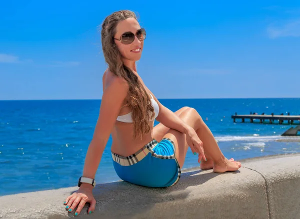 Una Giovane Ragazza Carina Sta Riposando Sulla Costa Del Mar — Foto Stock