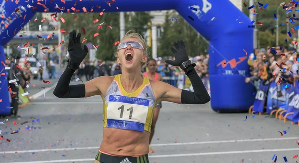 Das Zerbrechliche Hübsche Mädchen Beendet Den Marathon — Stockfoto