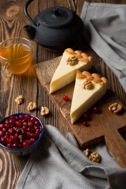 Peynirli kek dilimi ahşap kesme tahtası üzerinde