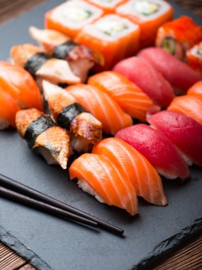 Suşi çeşitli 