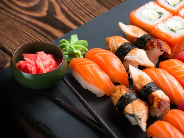 Vários tipos de sushi — Fotografia de Stock