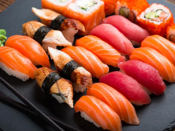Vários tipos de sushi — Fotografia de Stock