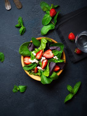 Çilek ile sebze salatası