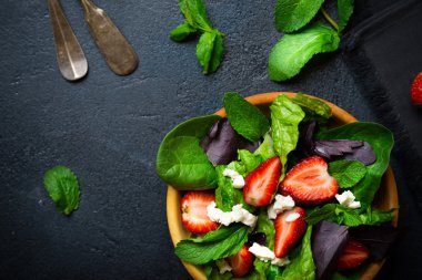 Çilek ile sebze salatası