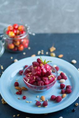 Berry dondurma ile Ahududu