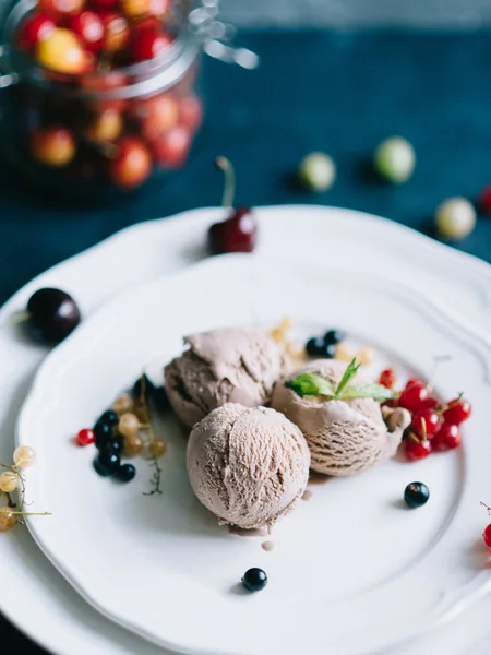 Helado de chocolate con bayas frescas — Foto de Stock