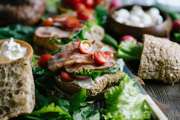 Sandwiches con verduras y tocino — Foto de Stock