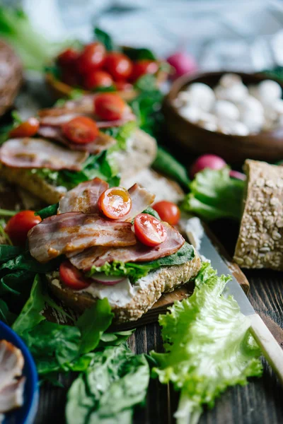 Sanduíches com legumes e bacon — Fotografia de Stock