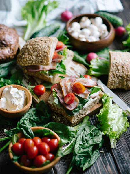 Сэндвичи с овощами и беконом — стоковое фото