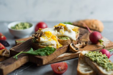 Kızarmış yumurta ve avokado sandviç