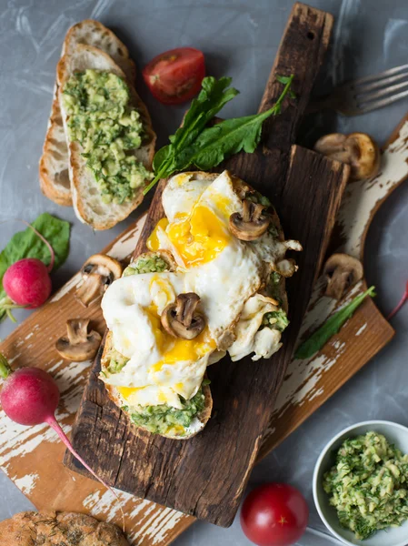 Boterham met gebakken ei en avocado — Stockfoto