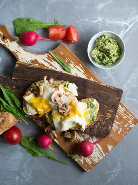 Sandwich con huevo frito y aguacate — Foto de Stock