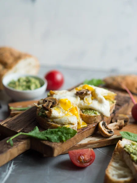 Boterham met gebakken ei en avocado — Stockfoto