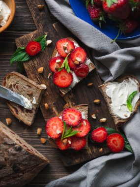 Yumuşak peynir çilek sandviç