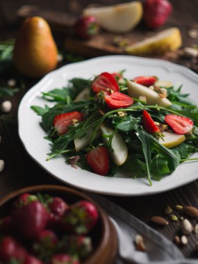  Çilek, roka ve armut salatası