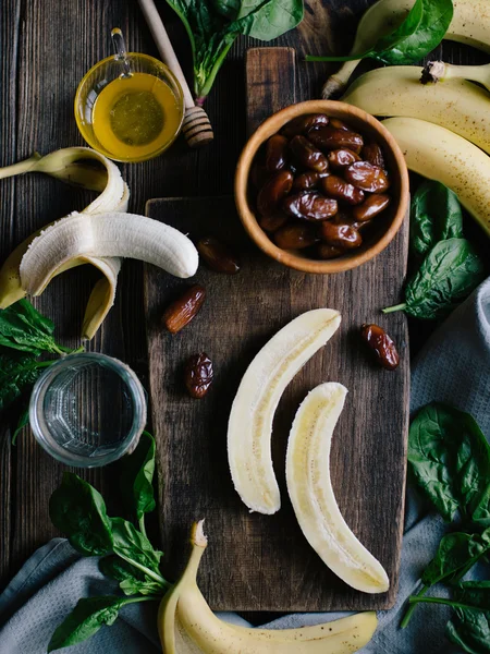 Smoothie com banana, espinafre e tâmaras — Fotografia de Stock