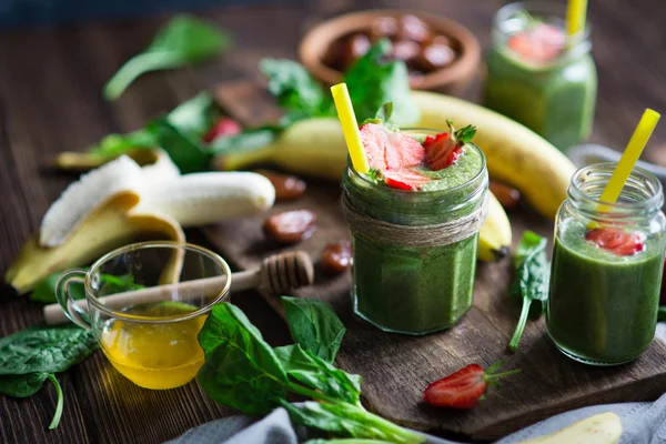 Batido con plátano, espinacas y dátiles —  Fotos de Stock