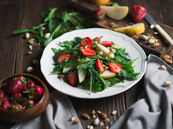 Ensalada con fresa, rúcula y pera —  Fotos de Stock